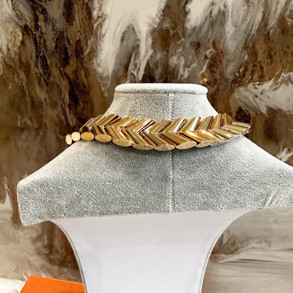 Louis Vuitton Unchain Essential V Gold Tone Choker Necklace - Picture 4 of 9